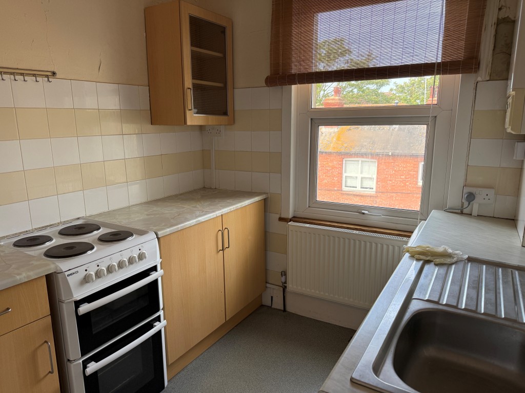 Lot: 37 - TWO-BEDROOM SPLIT-LEVEL FLAT FOR UPDATING WITH PARKING - Flat kitchen